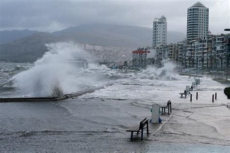 İ­z­m­i­r­l­i­l­e­r­ ­D­i­k­k­a­t­:­ ­M­e­t­e­o­r­o­l­o­j­i­­d­e­n­ ­E­g­e­ ­D­e­n­i­z­i­­n­d­e­ ­F­ı­r­t­ı­n­a­ ­U­y­a­r­ı­s­ı­